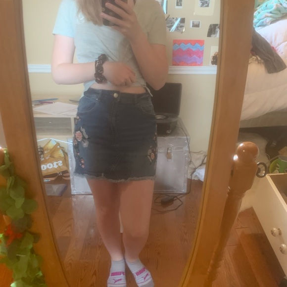 Floral embroidered jean skirt - Picture 1 of 2